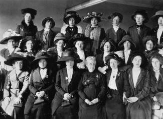 Photographie d'un groupe de femmes bien accoutrées faisant la pose.