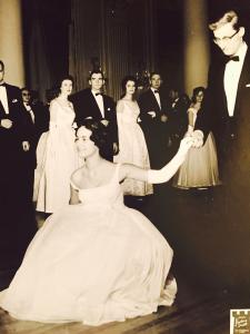 Marika Gosztonyi-Zsolnay, une jeune débutante, fait la révérence pendant qu’elle est présentée à un invité d’honneur.