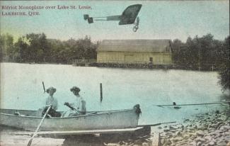 Cette carte postale colorisée montre deux femmes dans une chaloupe, non loin d’un hangar à bateaux aménagé sur les berges du lac Saint-Louis à Lakeside, un secteur de Pointe-Claire.