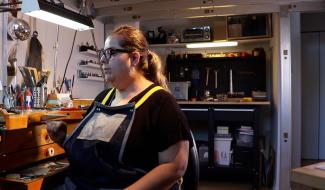 Une artiste joaillère au travail dans son atelier