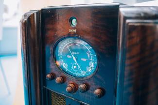 Gros plan sur un appareil radio iconique de Montréal. On y lit les noms Hartney et Marconi.