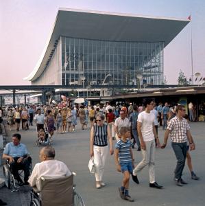 Vue extérieure du pavillon de l'Union soviétique avec une foule qui circule devant.