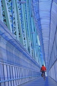 Cycliste roulant sur la piste multifonctionnelle du pont Jacques-Cartier