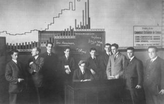 Édouard Montpetit et les étudiants de la troisième promotion de l’École des HEC dans une salle de classe.