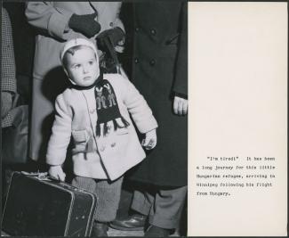 Cette photo présente un enfant tout juste arrivé en sol canadien. Nous pouvons lire : « « I’m tired » It has been a long journey for this little Hungarian refugee, arriving in Winnipeg following his flight from Hungary. »