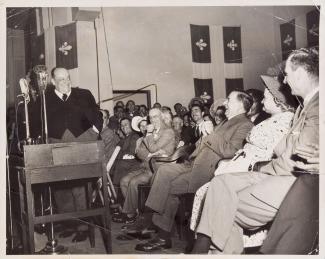 Sur la photo, nous voyons M. Camillien Houde qui échange un sourire avec M. Maurice Duplessis, alors premier ministre du Québec.