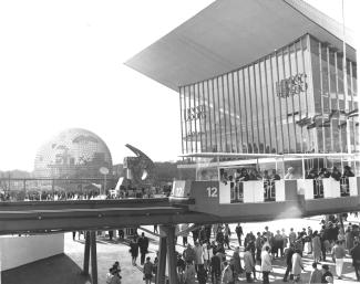Le monorail devant les pavillons de l’Union Soviétique et des États-Unis