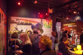 Plusieurs personnes visitant une exposition lors du vernissage.