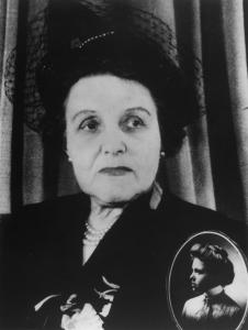 Irma LeVasseur lors du 50e anniversaire de son accession à la pratique médicale et en médaillon lorsqu'elle était plus jeune