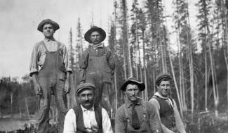 Équipe d’ouvriers italiens sur les chemins de fer du Crowsnest Pass Railway.
