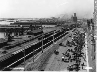 Aperçu du port de Montréal à partir du marché Bonsecours vers l'ouest