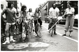 Groupe de cyclistes qui font une piste cyclable illégale.
