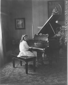 Jeune femme au piano