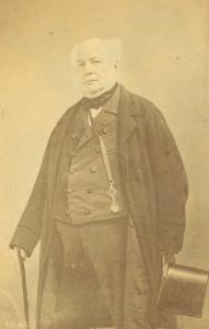 Portrait en pied d'Allan Napier MacNab tenant sa canne et son chapeau.