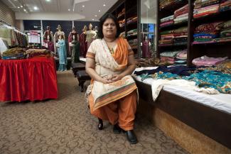 Femme assise dans sa boutique de tissus
