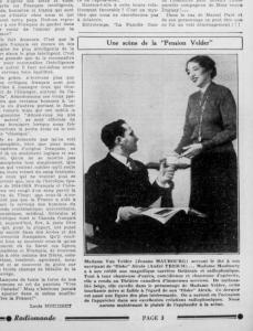 Coupure de revue montrant une scène du radioroman La Pension Velder : une femme sert une tasse de thé à un homme assis.