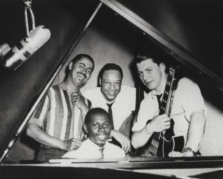 Oliver Jones au piano entouré de ses musiciens