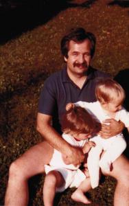 Charles en compagnie de deux de ses fils enfants.