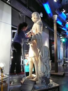 Deux restauratrices du Centre de Conservation du Québec réparent un morceau de la statue de Nelson qui avait été brisé.
