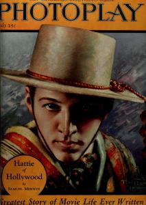 Portrait de Rudolph Valentino dans Les quatre cavaliers de l’Apocalypse (1921) à la une du Photoplay Magazine en 1922.