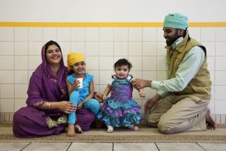 Famille indienne avec deux jeunes enfants
