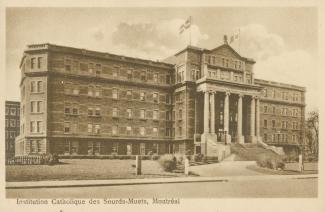 Vaste bâtiment de pierres, de cinq étages, avec une imposante entrée comprenant un grand escalier et des colonnes.