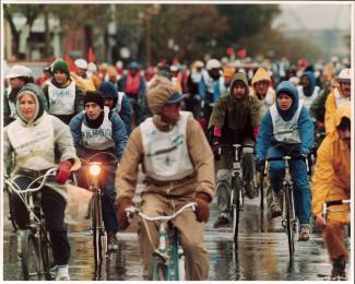 Cyclistes sous la pluie lors du premier Tour de l’Île