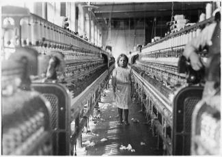 Photo montrant une fillette au milieu des machines dans une filature