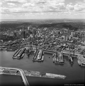 Vue aérienne du port de Montréal, vu du sud.