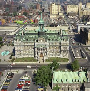 Vue aérienne de l'hôtel de ville et de son environnement en 1974.