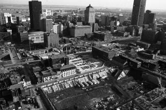 Vue du chantier du Complexe Guy-Favreau, avec l’église catholique chinoise au bout de la rue De La Gauchetière.