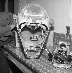 Un homme analyse un lampadaire dans un laboratoire