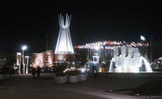Vue de nuit du Pavillon des Indiens du Canada