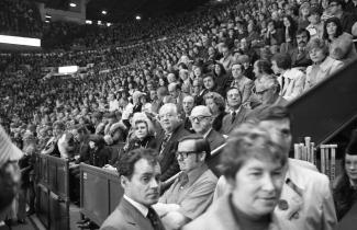 Photographie d'une foule de spectateurs. Au centre, Lord Killanin, et à sa droite, Jean Drapeau.