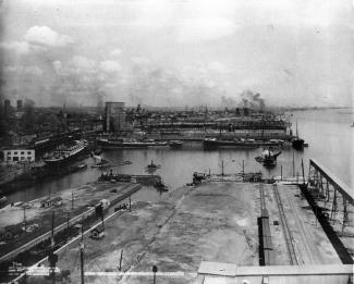 Vue du port de Montréal depuis l’ascenseur du Canadian Pacific Railway.