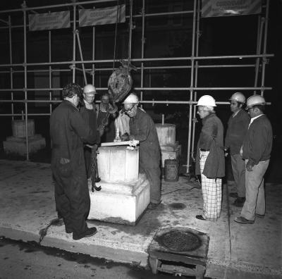 Ouvriers détruisant l'exposition Corridart.