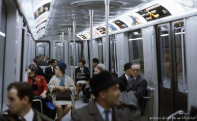 Photographie couleur d'usagers et usagères du métro, observateurs et attentifs.