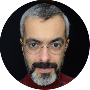Gros plan sur le visage d’un homme portant des lunettes et une barbe