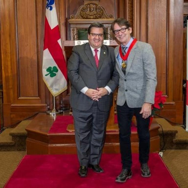 Le maire de Montréal, M. Denis Coderre, et Dr. Réjean Thomas, Grand Montréalais (2014), nouveau membre de l'Ordre de Montréal.