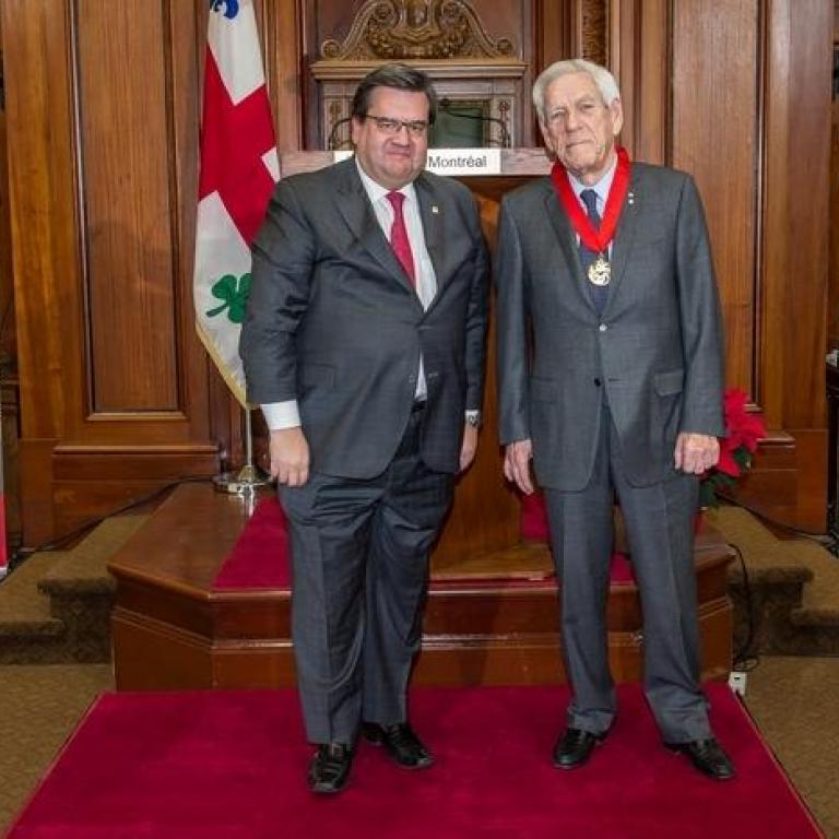  Le maire de Montréal, M. Denis Coderre, et M. Claude Castonguay, Grand Montréalais (1990), nouveau membre de l'Ordre de Montréal.