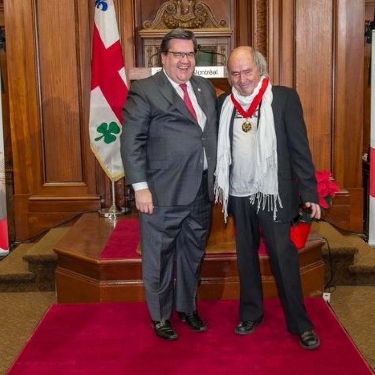  Le maire de Montréal, M. Denis Coderre, et M. Georges Brossard, Grand Montréalais (2012), nouveau membre de l'Ordre de Montréal.