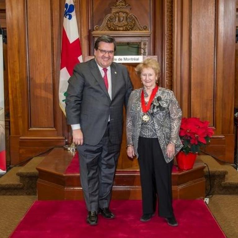 Le maire de Montréal, M. Denis Coderre, et Mme Antonine Maillet, Grande Montréalaise (1991), nouvelle membre de l'Ordre de Montréal.