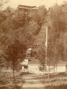 Le funiculaire reliant le mont Royal  l'avenue du Parc, dans l'axe de l'avenue Duluth, aprs 1885.