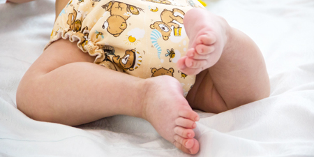 Bébé portant une couche lavable
