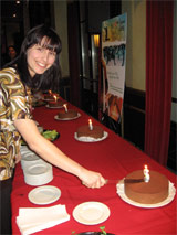 Marilou Filiatreaut, présidente du CjM, coupe un gâteaux d'anniversaire