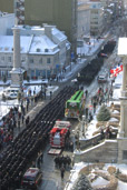 Longue procession pour les funrailles d'un policier sur la rue Notre-Dame