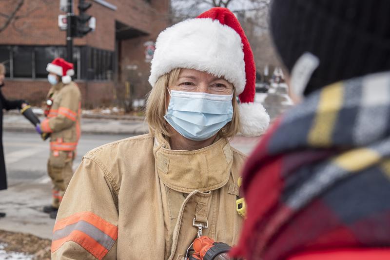 Pompières qui collectent des dons en argent pour les paniers de Noël