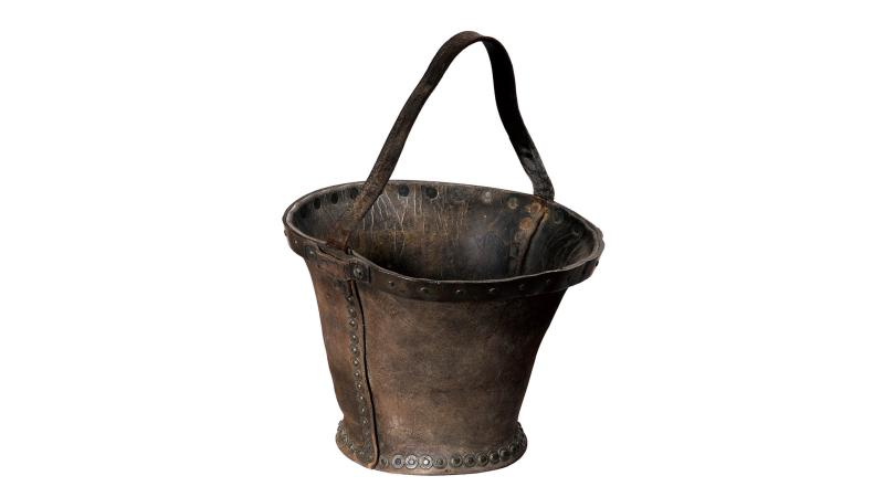 Seau en cuir riveté en usage au XVIIe siècle.