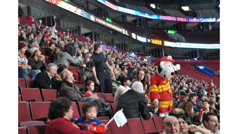 Spectateurs au match de hockey entre les Anciens Canadiens et les pompiers du SIM au Centre Bell