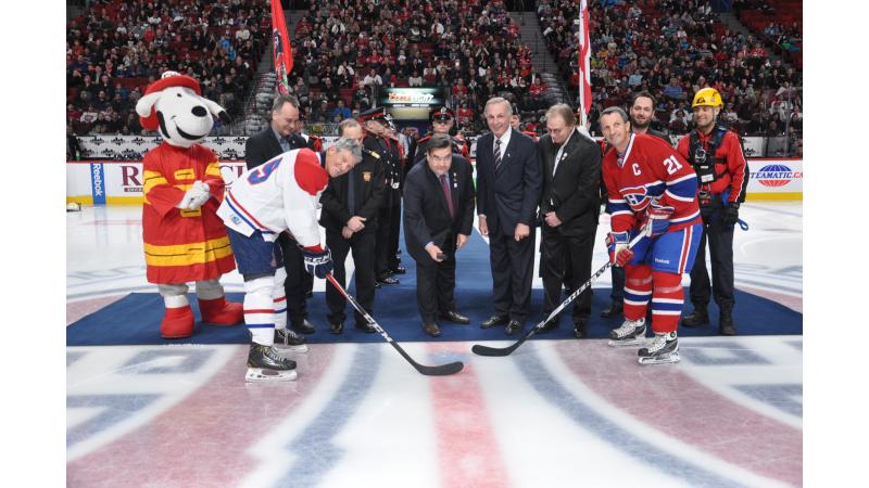 Match de hockey entre les Anciens Canadiens et les pompiers du SIM au Centre Bell